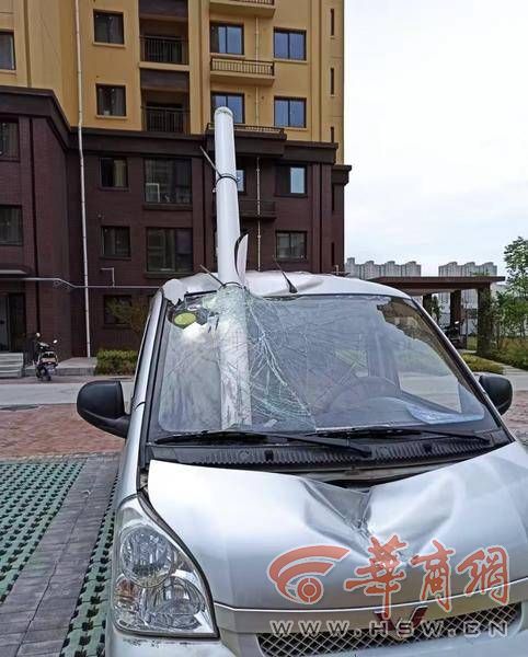 小区排水管掉落将车砸坏