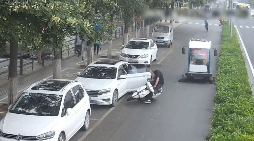 司机连续撞骑车男子